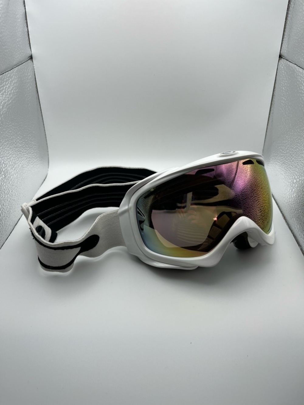 Oakley White Ski/Snowboard Goggles with Mirrored Lens